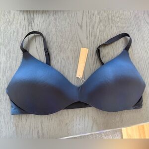 New with tags SKIMS WIRELESS FORM
PUSH UP PLUNGE BRA size 40C Onyx